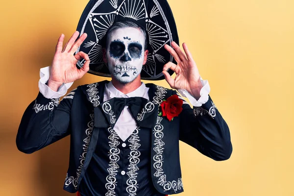 Mladý Muž Oblečený Mexického Dne Mrtvého Kostýmu Přes Žlutý Odpočinek — Stock fotografie