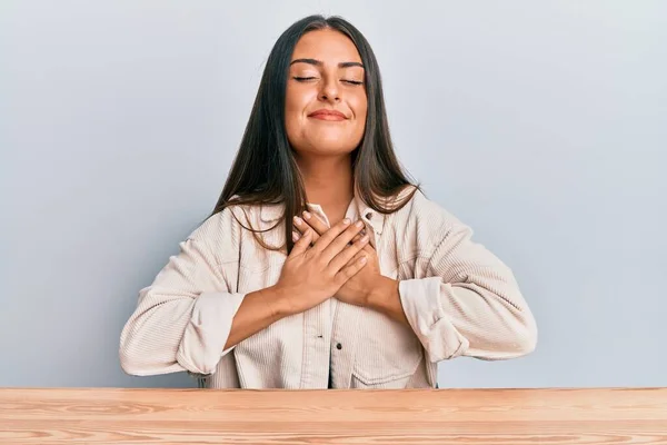 Mulher Hispânica Bonita Vestindo Roupas Casuais Sentada Mesa Sorrindo Com — Fotografia de Stock