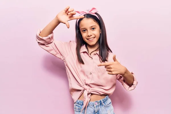 Menina Bonita Usando Roupas Casuais Sorrindo Fazendo Moldura Com Mãos — Fotografia de Stock