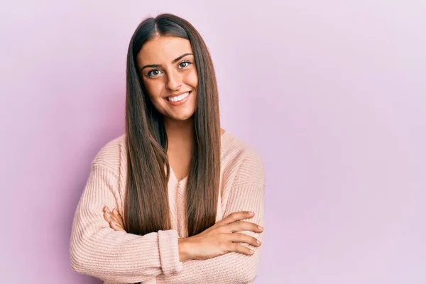 Vacker Latinamerikansk Kvinna Vardagskläder Glad Ansikte Leende Med Korsade Armar — Stockfoto