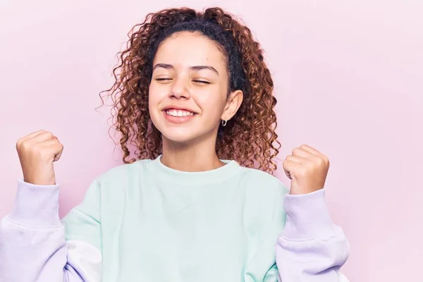 Gadis Cantik Dengan Rambut Keriting Mengenakan Pakaian Kasual Sangat Senang — Stok Foto