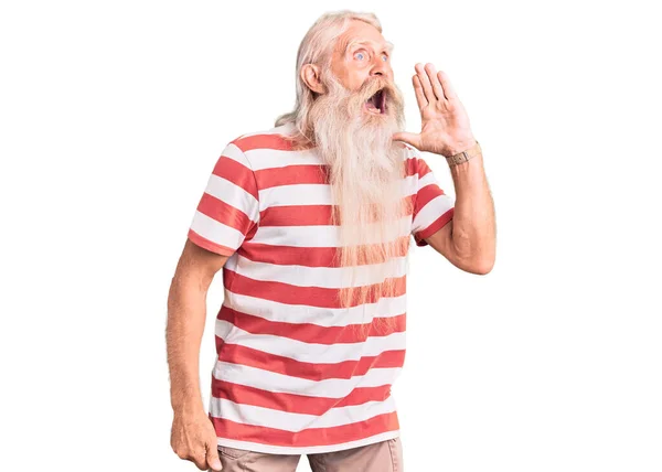 Gri Saçlı Uzun Sakallı Çizgili Tişörtlü Bağıran Ağızları Açık Bağıran — Stok fotoğraf