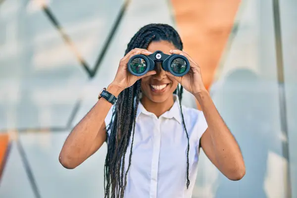 Joven Mujer Afroamericana Sonriendo Feliz Buscando Una Nueva Oportunidad Usando — Foto de Stock
