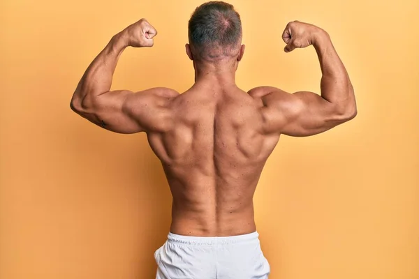 Achteraanzicht Van Bodybuilder Man Poseren Tonen Rugspier — Stockfoto