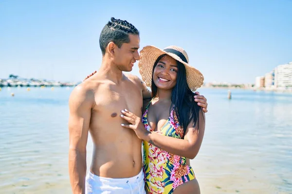 Jovem Casal Latino Vestindo Roupa Banho Sorrindo Feliz Abraçando Praia — Fotografia de Stock