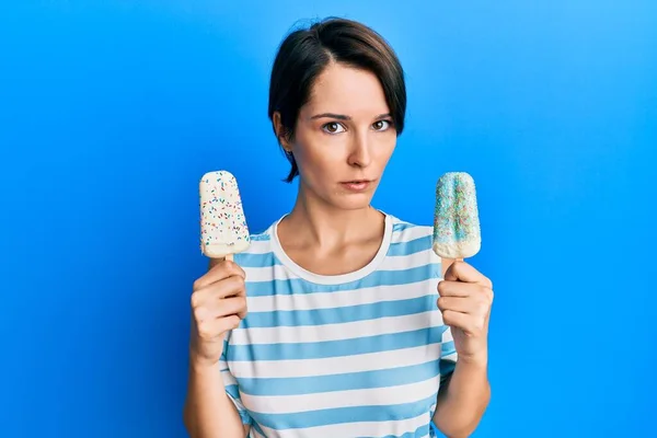 Joven Morena Con Pelo Corto Sosteniendo Dos Helados Sin Idea —  Fotos de Stock