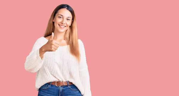 Mooie Jonge Vrouw Draagt Casual Kleding Doet Vrolijke Duimen Omhoog — Stockfoto