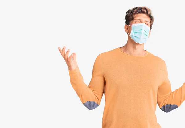 Jonge Knappe Man Met Medisch Masker Gek Gek Schreeuwen Schreeuwen — Stockfoto