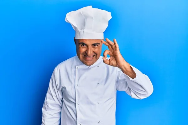 Hombre Maduro Oriente Medio Vistiendo Uniforme Cocinero Profesional Sombrero Sonriente — Foto de Stock