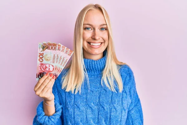 Joven Chica Rubia Sosteniendo 100 Billetes Nuevos Zealand Dólares Buscando — Foto de Stock