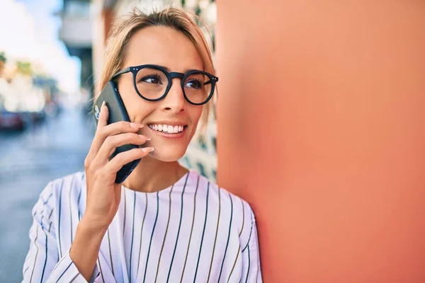 Joven Mujer Negocios Rubia Sonriendo Feliz Usando Teléfono Inteligente Ciudad — Foto de Stock