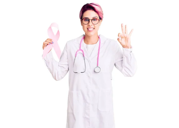 Młoda Piękna Kobieta Różowymi Włosami Nosząca Lekarski Stetoskop Trzymający Wstążkę — Zdjęcie stockowe