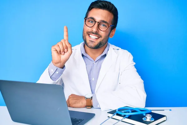 Junger Hispanischer Mann Arztuniform Der Der Klinik Arbeitet Lächelt Mit — Stockfoto