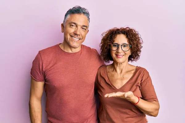 Belo Casal Meia Idade Juntos Vestindo Roupas Casuais Sorrindo Alegre — Fotografia de Stock