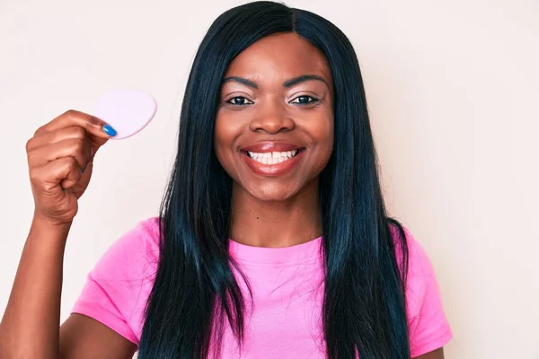 Joven Mujer Afroamericana Sosteniendo Esponja Maquillaje Que Positiva Feliz Pie —  Fotos de Stock