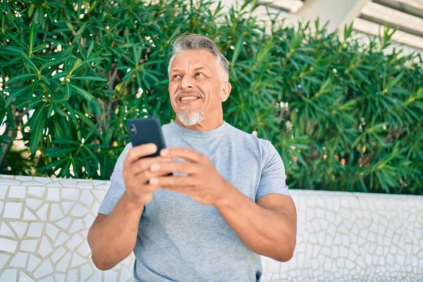 Mittelalter Hispanische Grauhaarige Mann Lächelt Glücklich Mit Smartphone Park — Stockfoto