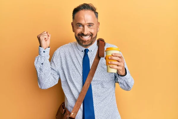 Bonito Homem Negócios Meia Idade Usando Saco Couro Beber Uma — Fotografia de Stock