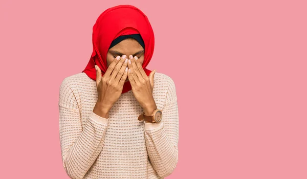 Jovem Afro Americana Vestindo Tradicional Islâmico Hijab Cachecol Esfregando Olhos — Fotografia de Stock