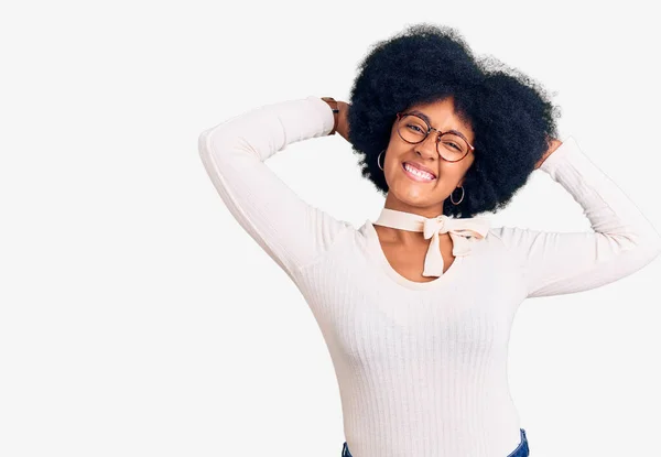 Jovem Afro Americana Vestindo Roupas Casuais Óculos Relaxante Alongamento Braços — Fotografia de Stock