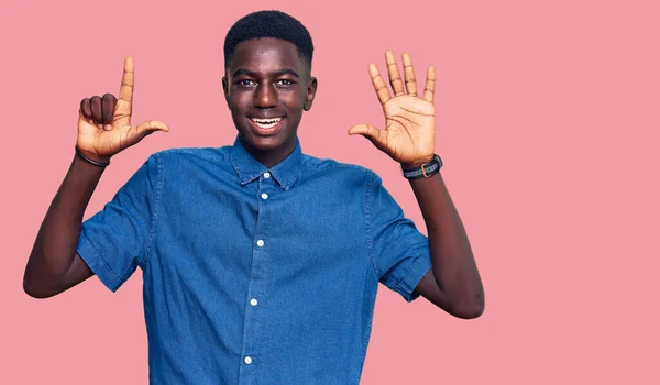 Joven Hombre Afroamericano Vistiendo Ropa Casual Mostrando Señalando Con Los — Foto de Stock