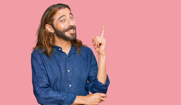 Homem Atraente Com Cabelos Longos Barba Vestindo Roupas Casuais Com — Fotografia de Stock