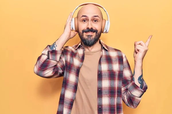 Νεαρός Όμορφος Άντρας Ακούει Μουσική Ακουστικά Χαμογελώντας Χαρούμενος Δείχνοντας Χέρι — Φωτογραφία Αρχείου