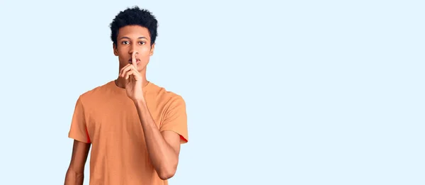 Jonge Afro Amerikaanse Man Draagt Casual Kleding Vraagt Stil Zijn — Stockfoto