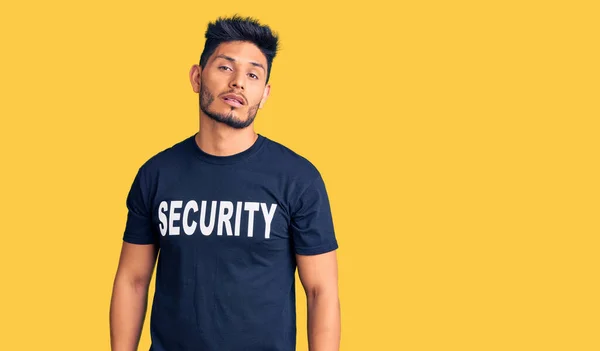 Όμορφος Λατίνος Αμερικανός Νεαρός Άνδρας Που Φοράει Μπλουζάκι Ασφαλείας Που — Φωτογραφία Αρχείου