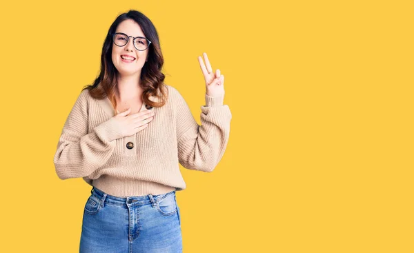 Mooie Jonge Brunette Vrouw Dragen Casual Kleding Bril Glimlachen Vloeken — Stockfoto