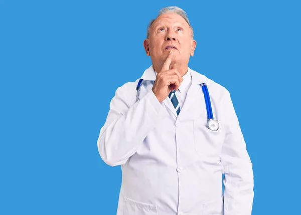 Doktor Önlüğü Steteskop Giyen Yaşlı Beyaz Saçlı Adam Şüpheye Odaklandı — Stok fotoğraf