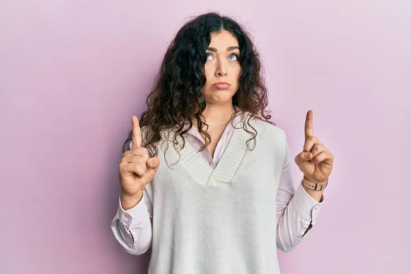 Jonge Brunette Vrouw Met Krullend Haar Dragen Casual Kleding Wijzen — Stockfoto