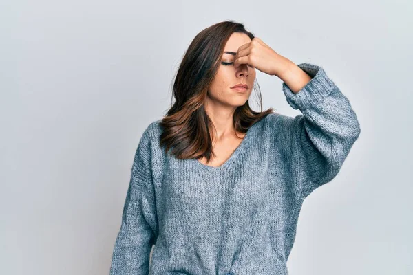 Mujer Morena Joven Con Suéter Casual Invierno Cansado Frotando Nariz — Foto de Stock