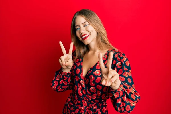 Linda Jovem Loira Vestindo Vestido Elegante Sorrindo Olhando Para Câmera — Fotografia de Stock