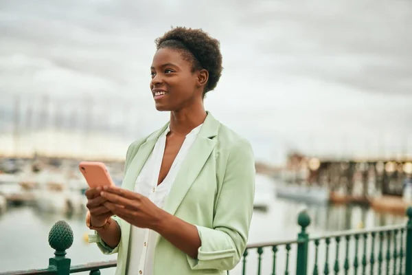 Jovem Mulher Negócios Afro Americana Sorrindo Feliz Usando Smartphone Cidade — Fotografia de Stock