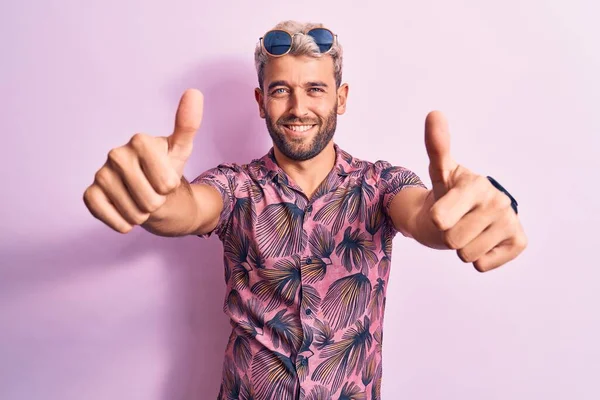 Knappe Blonde Man Vakantie Met Casual Shirt Zonnebril Roze Achtergrond — Stockfoto