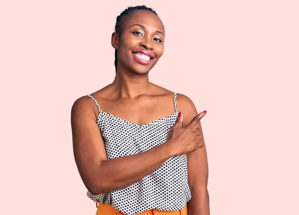 Νεαρή Αφροαμερικανή Γυναίκα Casual Ρούχα Χαρούμενη Χαμόγελο Στο Πρόσωπο Που — Φωτογραφία Αρχείου