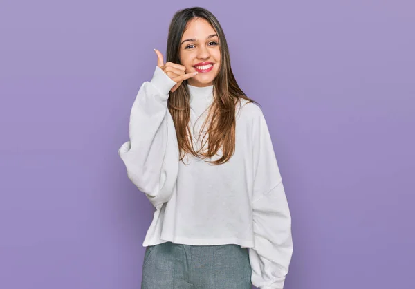 Mujer Morena Joven Con Suéter Casual Cuello Alto Sonriendo Haciendo —  Fotos de Stock