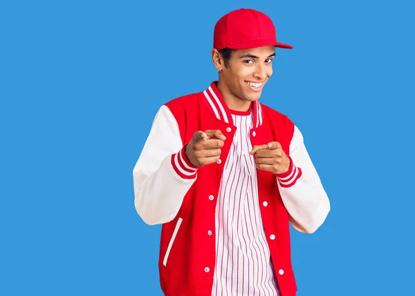 Joven Hombre Amerciano Africano Con Uniforme Béisbol Señalando Los Dedos — Foto de Stock