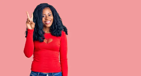 Mooie Afrikaanse Amerikaanse Vrouw Dragen Casual Kleding Tonen Wijzen Met — Stockfoto