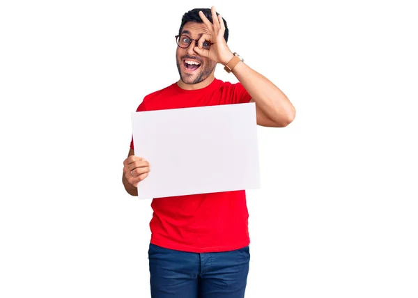 Homem Hispânico Jovem Segurando Banner Vazio Branco Sorrindo Feliz Fazendo — Fotografia de Stock