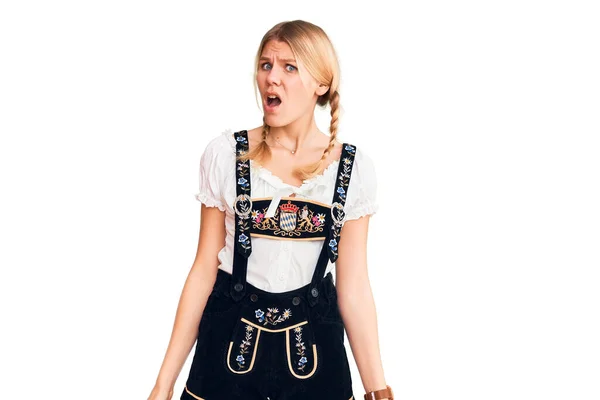 Ung Vacker Blond Kvinna Bär Oktoberfest Klänning Chockad Ansikte Ser — Stockfoto