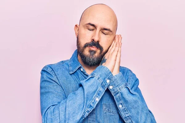 Jovem Homem Bonito Vestindo Roupas Casuais Dormindo Cansado Sonhando Posando — Fotografia de Stock