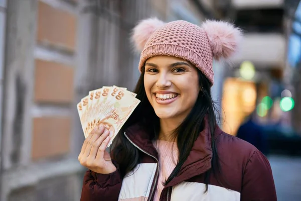 Młoda Latynoska Uśmiechnięta Szczęśliwa Tureckimi Banknotami Lirycznymi Mieście — Zdjęcie stockowe
