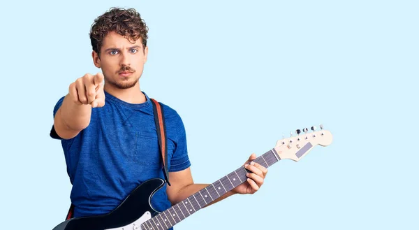 Jovem Homem Bonito Com Cabelo Encaracolado Tocando Guitarra Elétrica Apontando — Fotografia de Stock