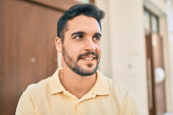 Joven Hispano Sonriendo Feliz Caminando Por Ciudad —  Fotos de Stock