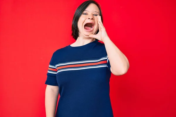 Brünette Frau Mit Syndrom Trägt Lässige Kleidung Und Schreit Laut — Stockfoto