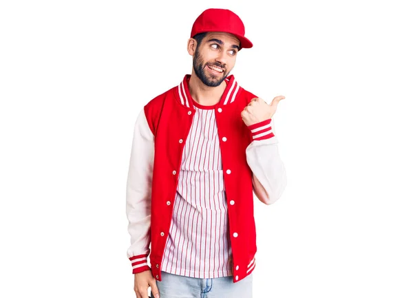 Joven Hombre Guapo Con Barba Usando Chaqueta Béisbol Gorra Sonriendo —  Fotos de Stock