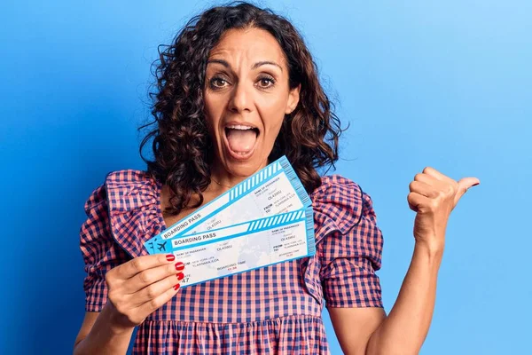 Medelålders Vacker Kvinna Håller Boarding Pass Flygbolag Pekar Tummen Upp — Stockfoto