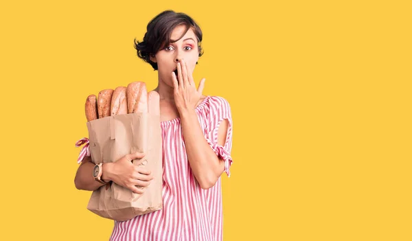 Hermosa Joven Con Pelo Corto Sosteniendo Bolsa Papel Con Pan —  Fotos de Stock