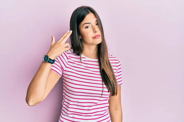 Joven Morena Vestida Con Ropa Casual Sobre Fondo Rosa Disparando — Foto de Stock